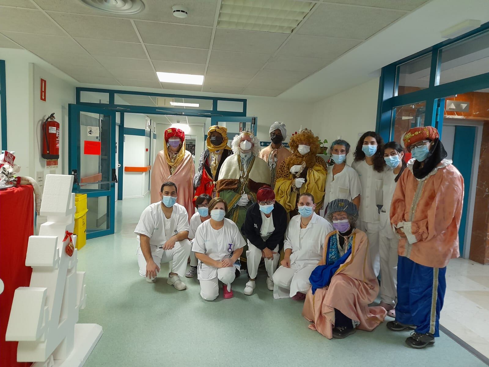 Visita de los Reyes Magos de Cruz Roja al hospital San Jorge