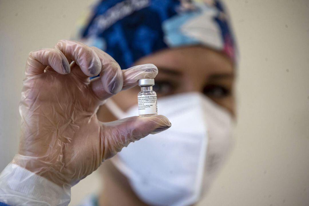 Un sanitario muestra la vacuna contra el coronavirus de Pfizer 