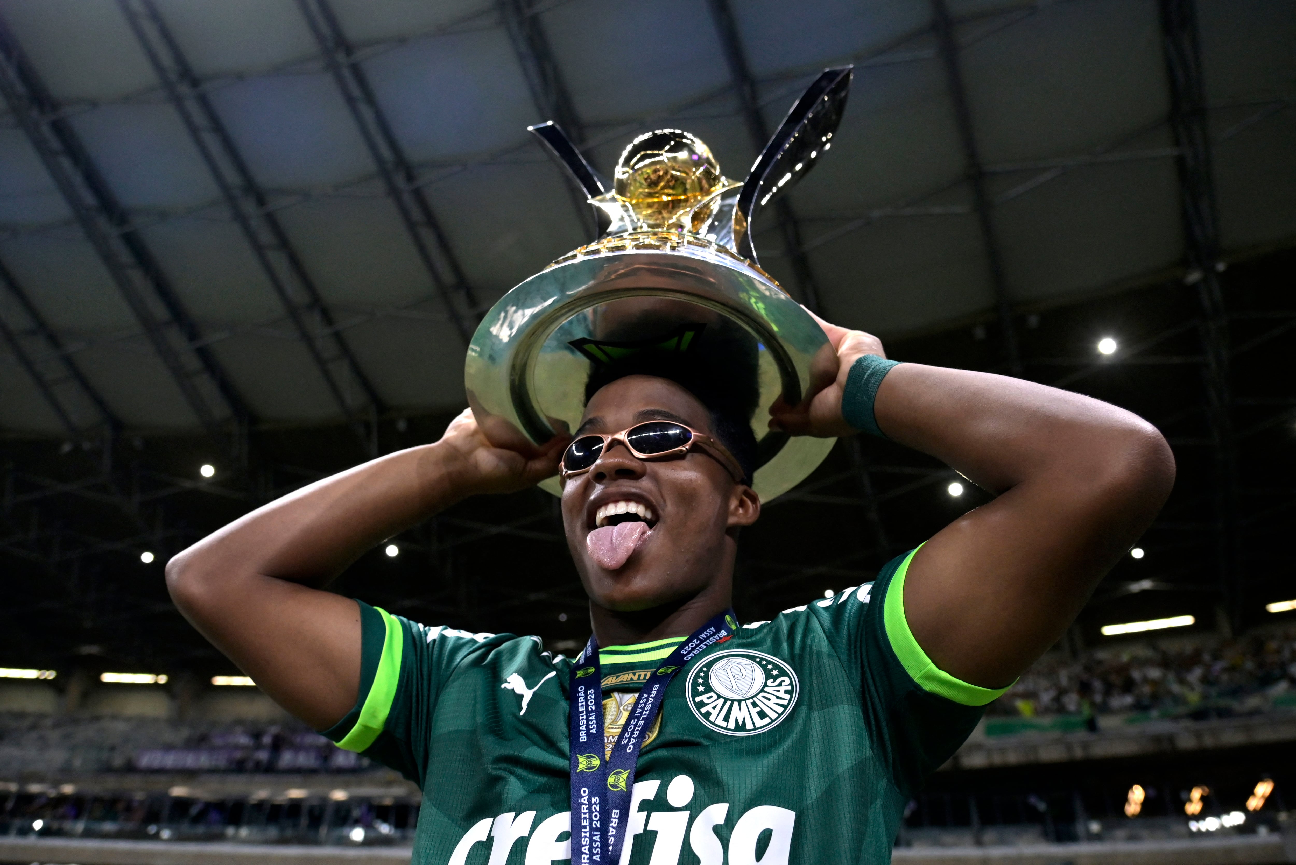 Endrick celebrando con el trofeo de la Brasileirao