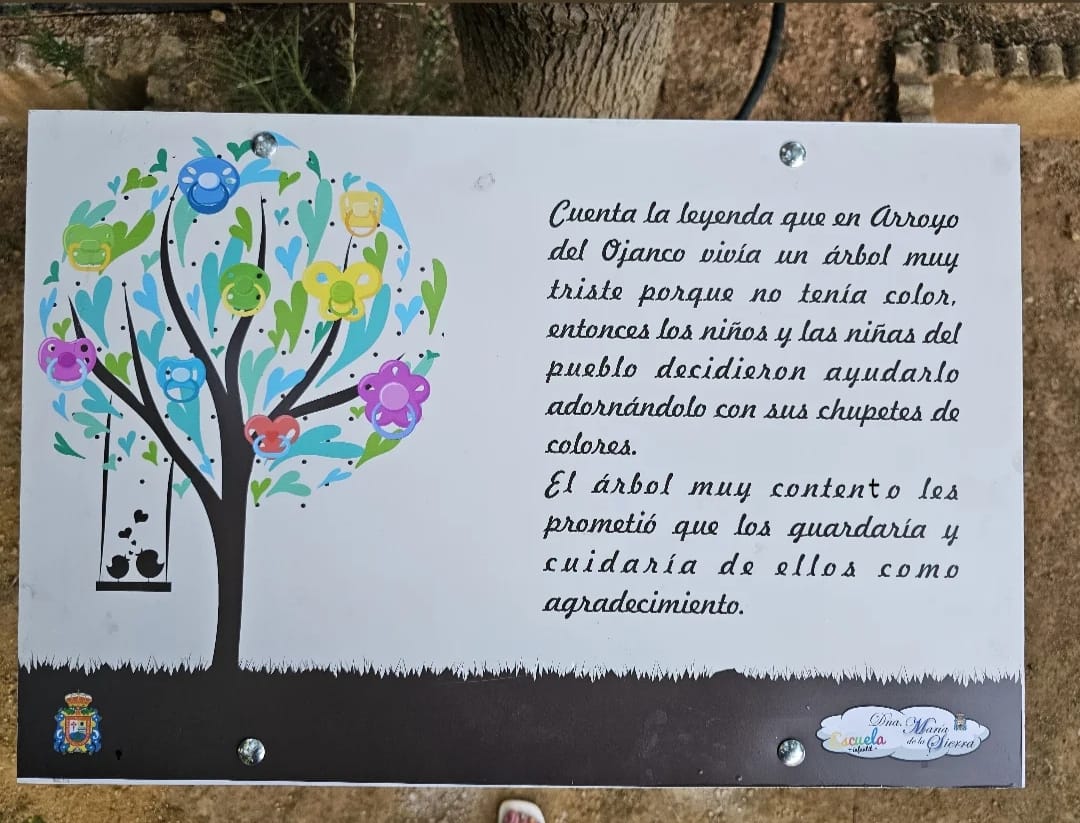 Placa colocada junto al árbol de los chupetes de Arroyo del Ojanco.