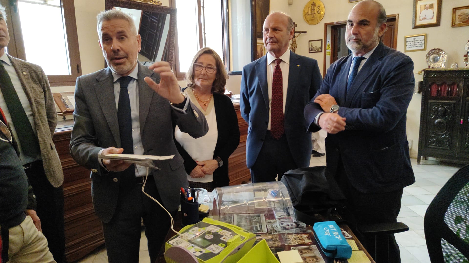 El doctor José María Villadiego explica el uso del desfibrilador existente en la Basílica del Gran Poder