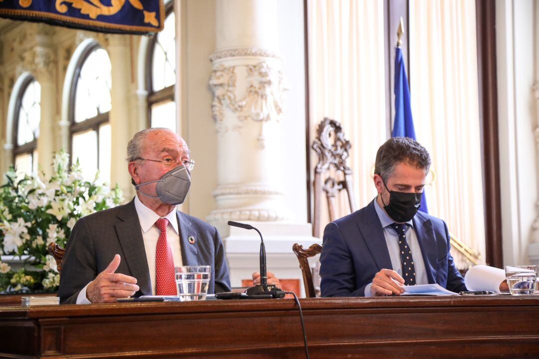 El alcalde de Málaga, Francisco de la Torre, durante la presentación de los presupuestos de 2021 acompañado de Carlos Conde, el concejal de Economía en el Salón de los Espejos de la Casona del Parque