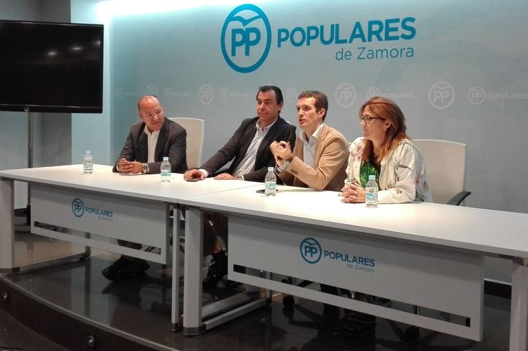 Jose María Barrios, Fernando Martínez Maíllo, Pablo Casado y Mayte Martín Pozo durante el acto de la candidatura a la presidencia del PP del canidato abulense  