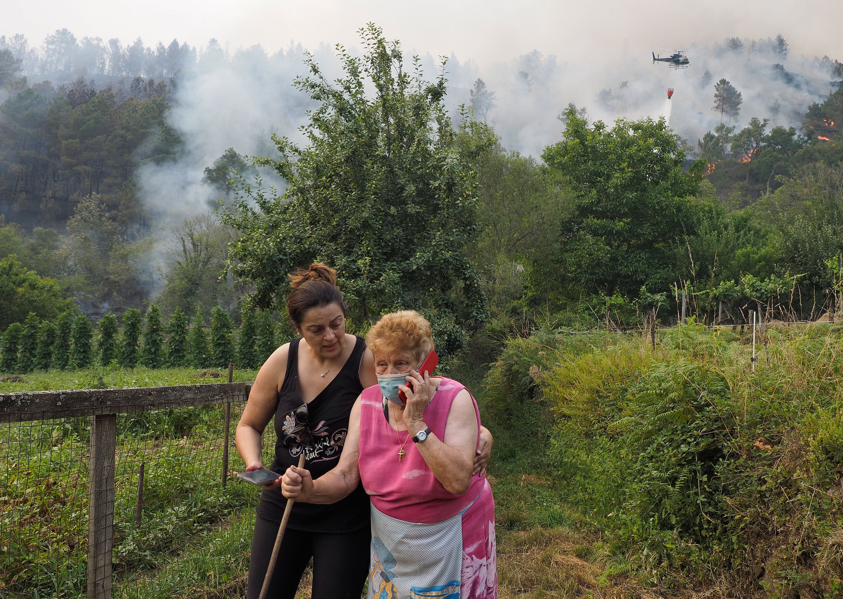 Dos vecinas del municipio de Folgoso do Courel, donde tres fuegos cercanos a núcles poblados han quemado más de 2.400 hectáreas.