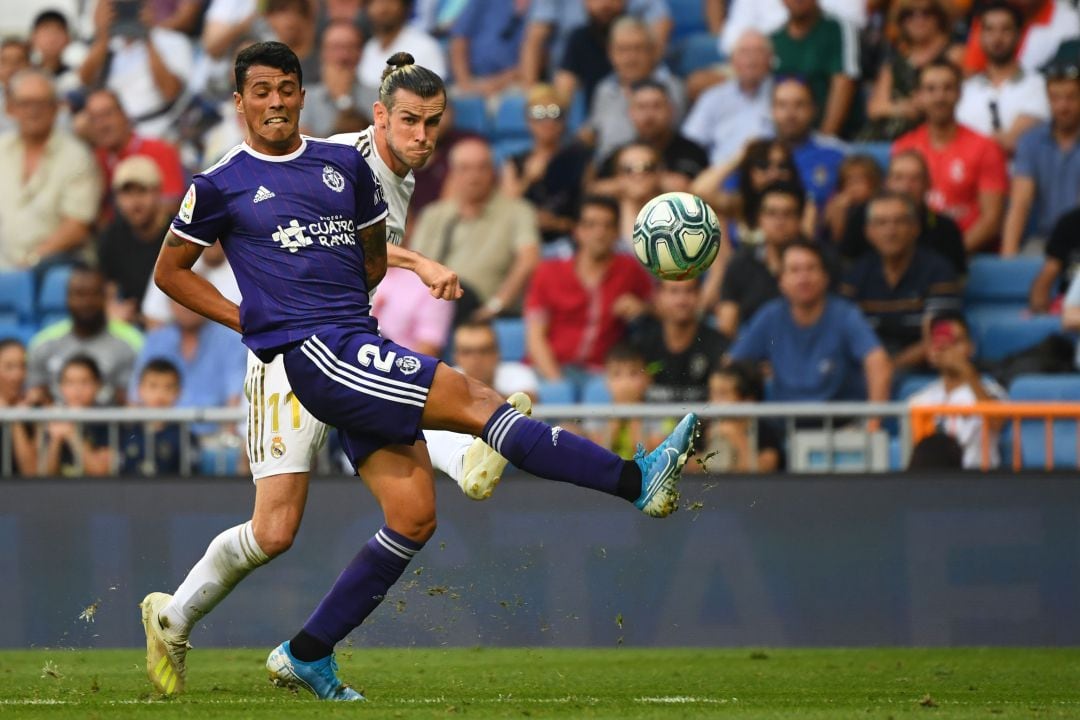 Pedro Porro, en una acción con Gareth Bale en un partido entre el Real Madrid y el Valladolid.