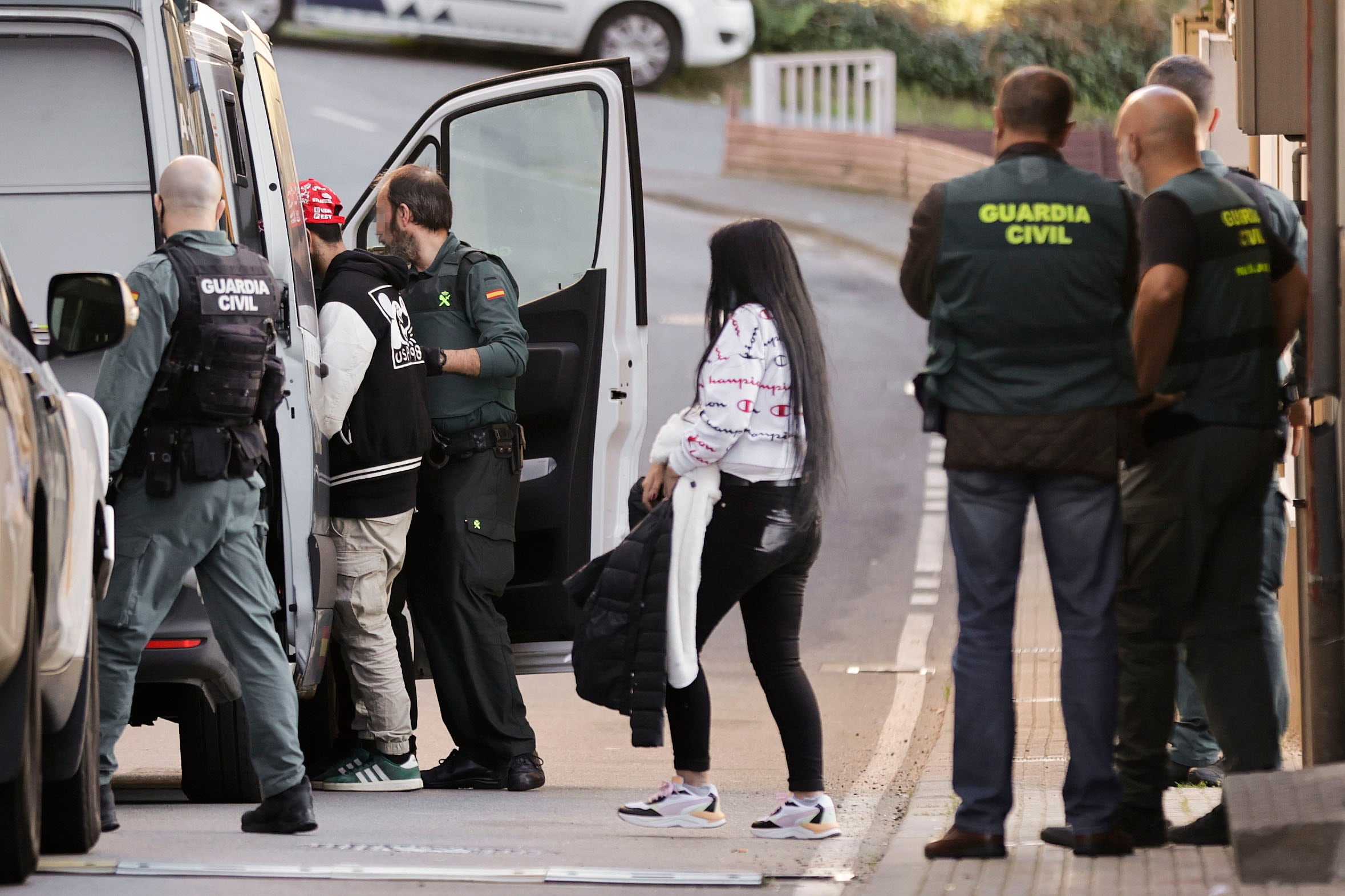 ARTEIXO (A CORUÑA) , 06/11/2024.- Agentes de la Guardia Civil dirigen a dos detenidos al vehículo policial que se los ha trasladado a comisaría este miércoles durante un operativo antidroga que se está desarrollando en el lugar de Meicende, del concello coruñés de Arteixo (A Coruña) y en el que han sido detenidas cuatro personas. EFE/Cabalar
