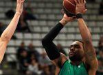 GRAF3854. BADALONA(BARCELONA) (ESPAÑA), 01/04/2018.- El jugador del Joventut Patrick Richard (c), lanza a canasta ante el jugadore del Herbalife Gran Canaria, Nico Brussino, durante el partido de liga Endesa en el pabellón municipal de Badalona.EFE/Alejandro García