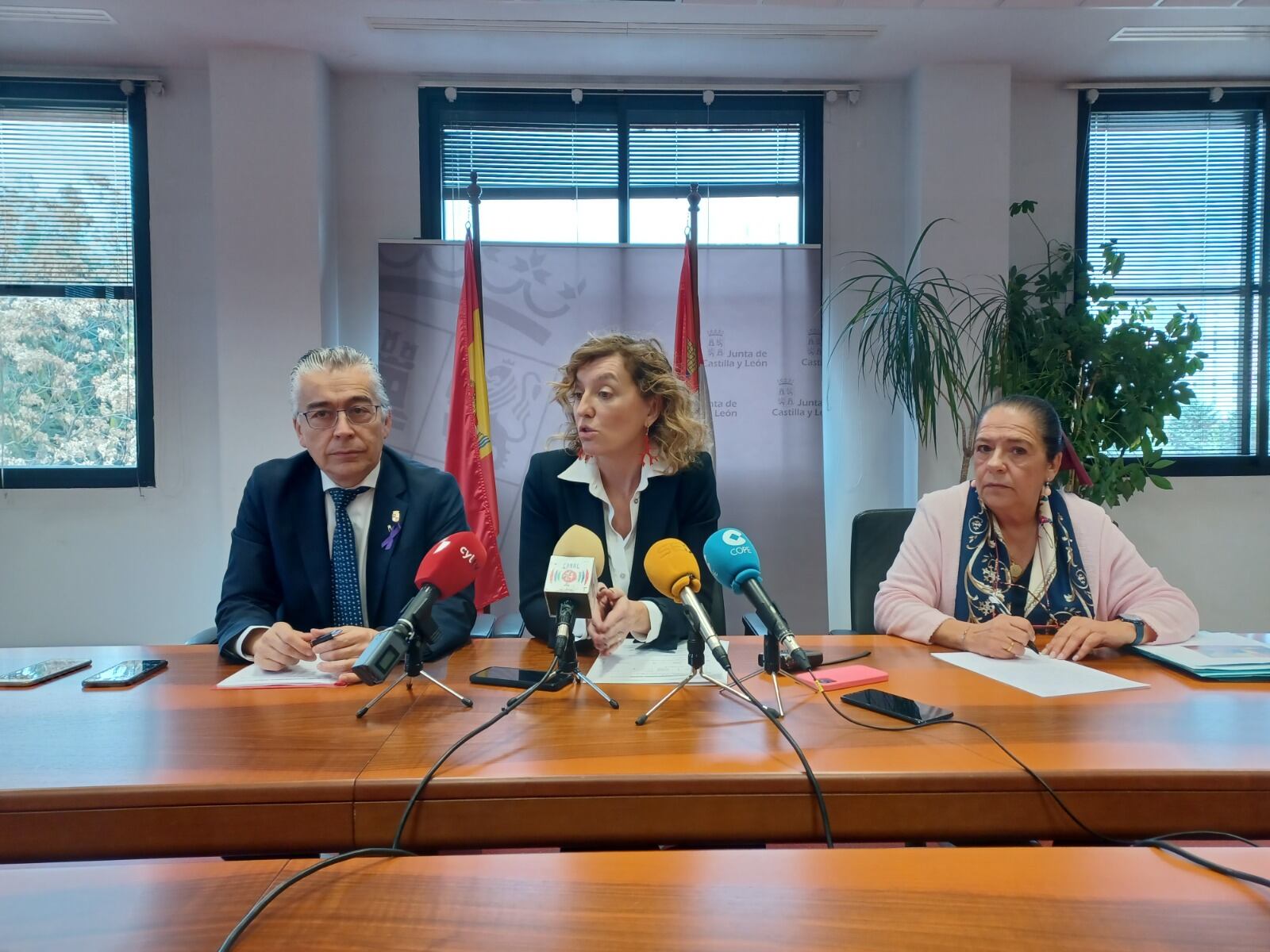 La directora general de Vivienda, Arquitectura, Ordenación del Territorio y Urbanismo, María Pardo (centro), acompañada del delegado territorial, Roberto Saiz.