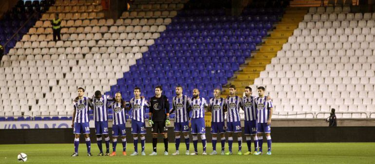 Los jugadores del Deportivo guardan un minuto de silencio por la muerte del aficionado que falleció en una reyerta entre ultras del equipo coruñes y el Atlético de Madrid.