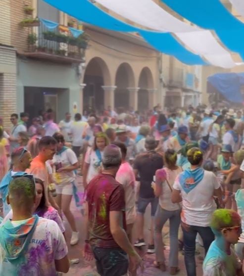 Fiesta Holi, con todo el mundo teñido de colores