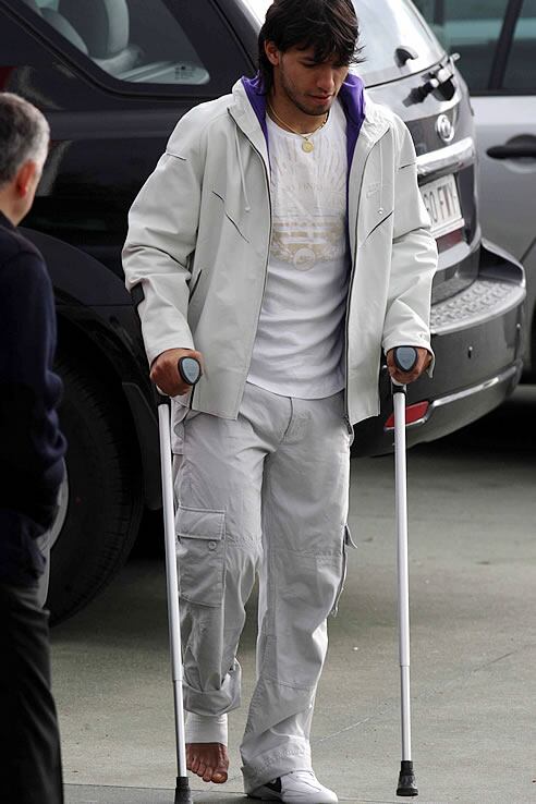 El Kun Agüero, en muletas, tras el pisotón de un jugador del Murcia que le causó un fuerte esguince de tobillo el pasado domingo