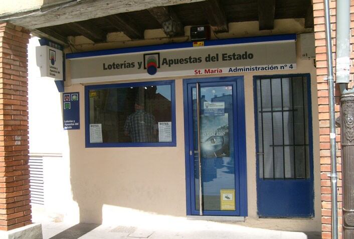 Administración número 4 de Aranda de Duero que ha repartido 3,6 millones de euros con el 77.715, uno de los quintos premios de la Lotería de Navidad.