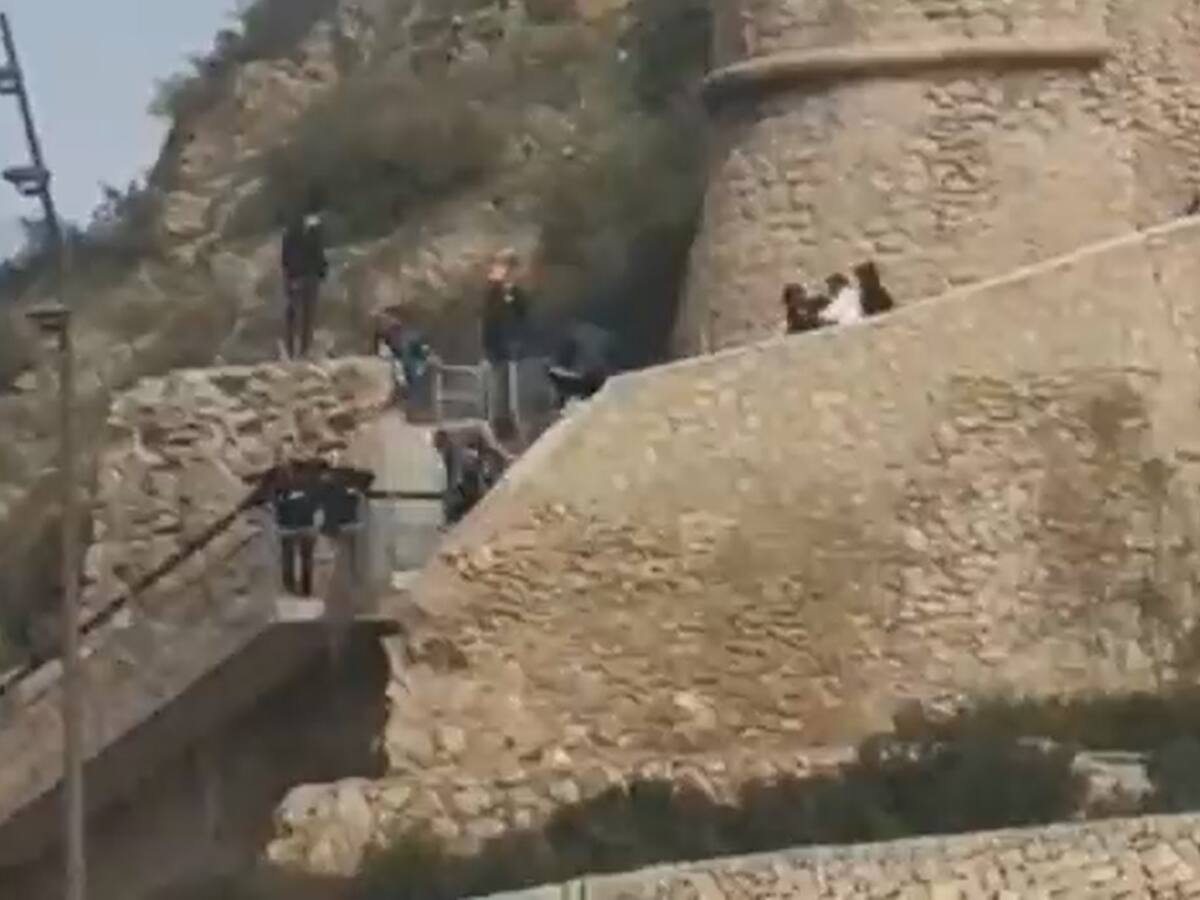 Compromís denuncia que la falta de mantenimiento y de información obliga a los visitantes a saltar la valla de acceso de la muralla del castillo de Santa Bárbara