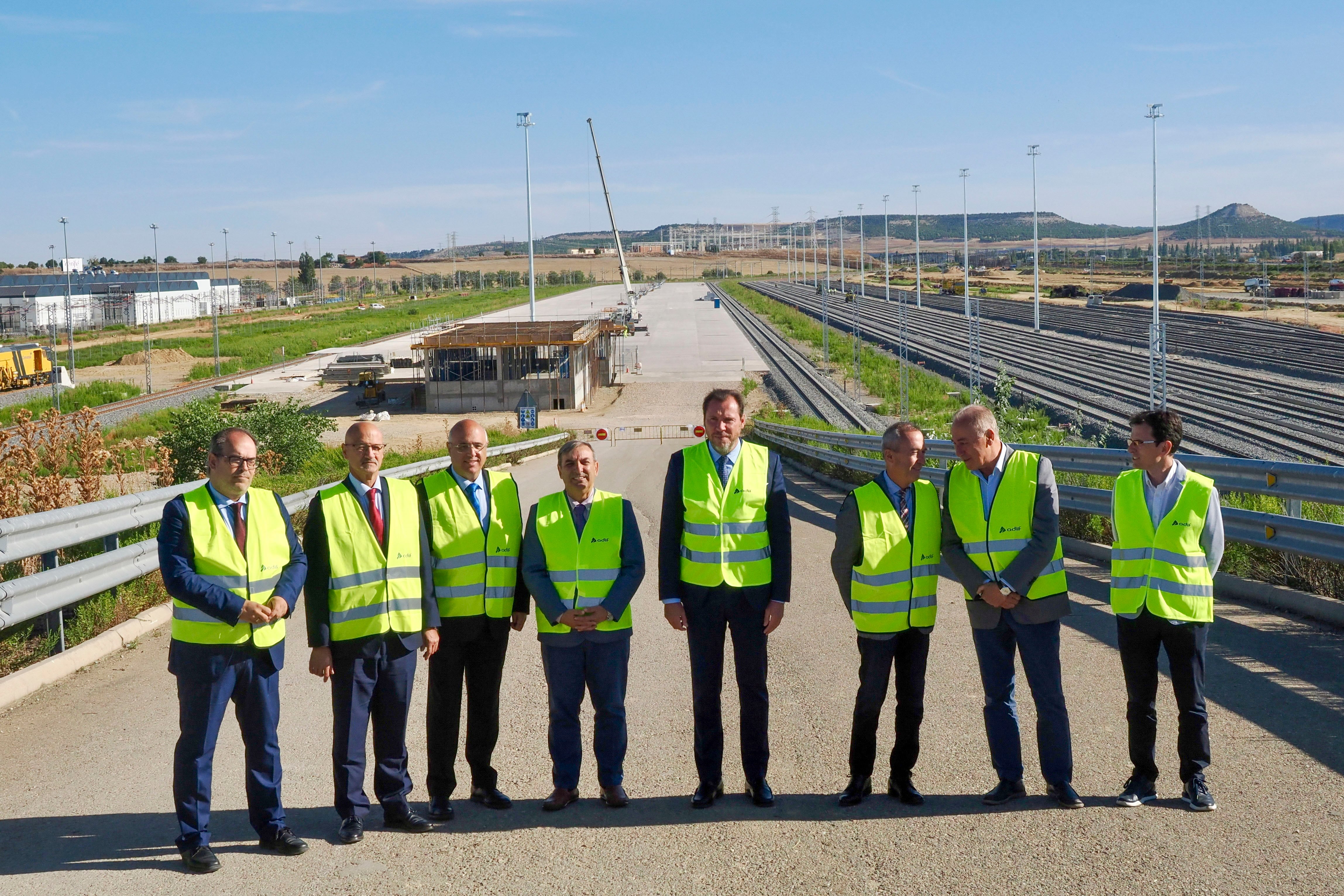 El ministro de Transportes y Movilidad Sostenible, Óscar Puente (4d), visita este lunes las obras de la nueva estación intermodal de Valladolid para impulsar el tráfico ferroviario de mercancías, en un acto al que asiste también el consejero de Movilidad y Transformación Digital, José Luis Sanz Merino (4i). EFE/R. García