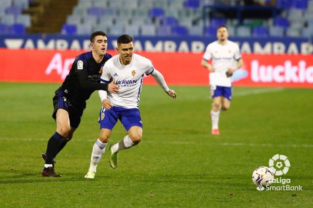 Narváez disputa un balón en el último partido contra la Ponferradina