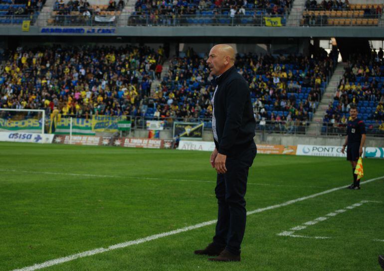 Claudio dirige a su equipo en la banda de Carranza