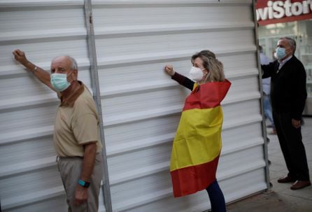 Los manifestantes golpearon las casetas de la obra del parking de Ordoño para hacer más ruido