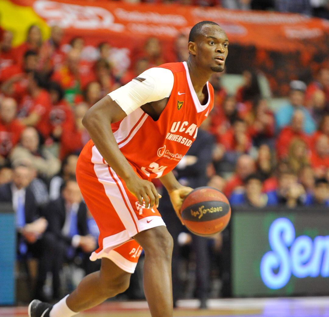 Kevin Tumba durante un partido con el UCAM Murcia CB