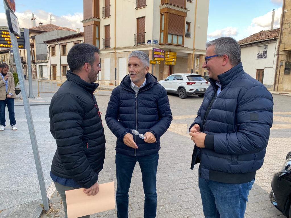 El ministro del Interior, Fernando Grande-Marlaska durante su visita a Cervera junto al candidato Jorge Ibáñez y el secretario de organización Antonio Casas