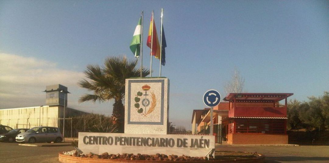 Monumento situado a la entrada del centro penitenciario de Jaén, donde se originó la reyerta.