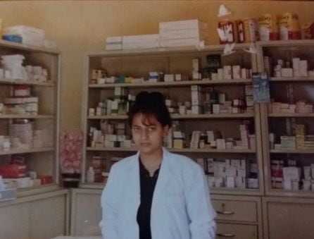 En su farmacia de Sahnaya, cuando tenía 24 años