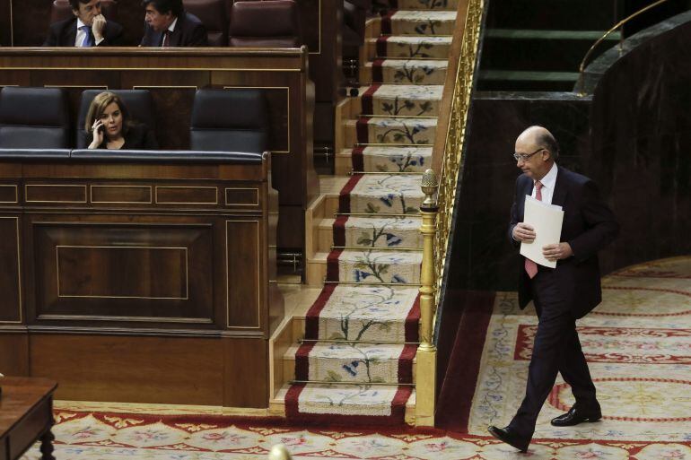 El ministro de Hacienda y Administraciones Públicas, Cristóbal Montoro, se dirige a la tribuna para intervenir hoy en el debate sobre los Presupuestos Generales del Estado de 2015 en el Pleno del Congreso, donde ha advertido de que las políticas de auster