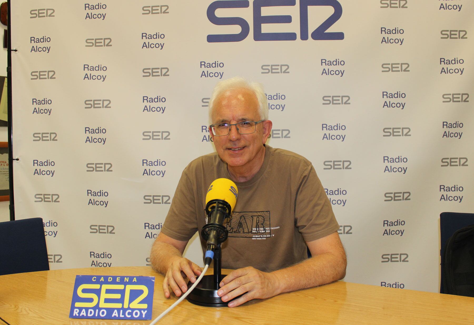 Paco Payá, en el estudio central de Radio Alcoy