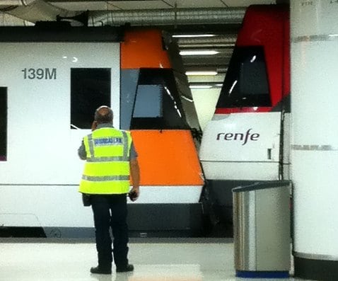 Primer pla dels dos trens després del xoc a la via 7 de l'estació de Sants de Barcelona