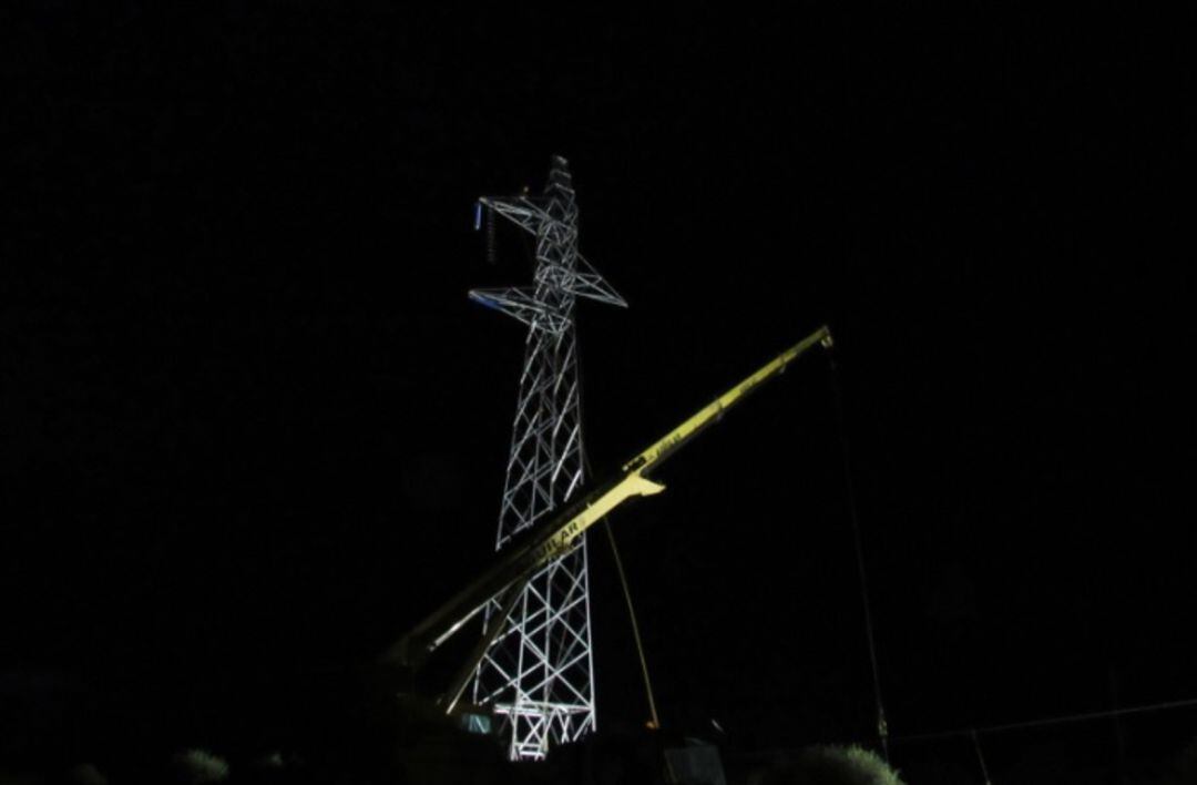 Red Eléctrica España levantó durante la pasada madrugada la primera de las dos torres de alta tensión que necesita para restablecer el servicio.