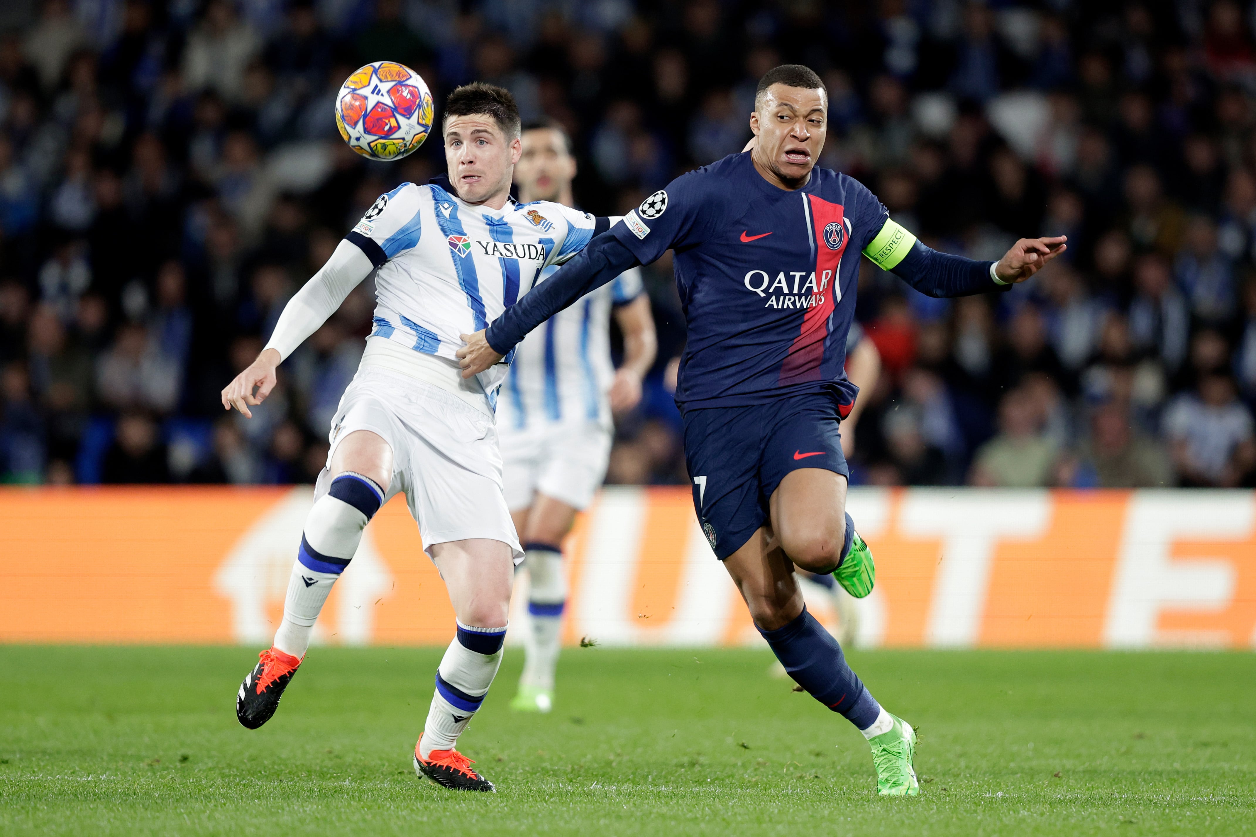 Igor Zubeldia y Kylian Mbappé pelean la pelota en la vuelta de octavos de Champions en Anoeta.