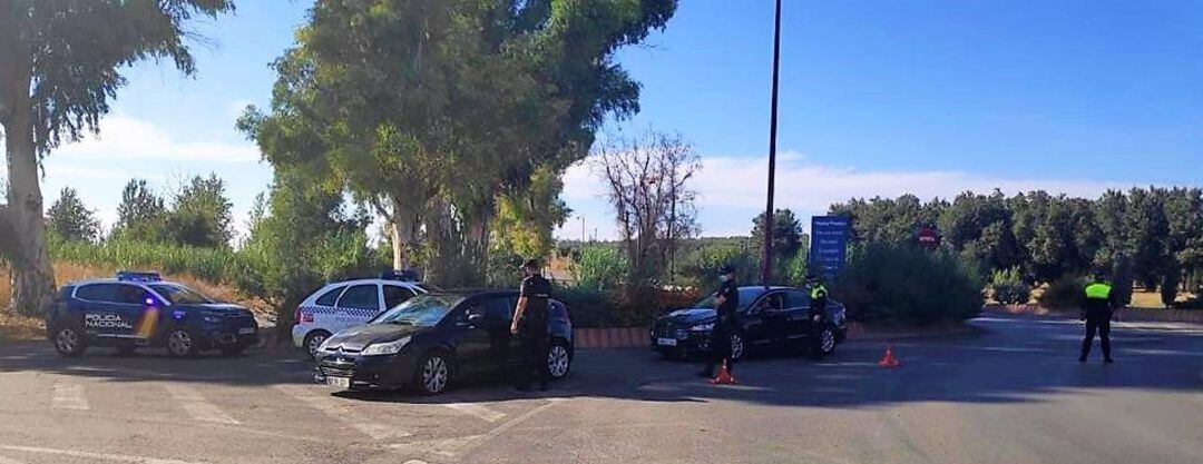 Control en un acceso a Linares para vigilar las restricciones por la covid-19.