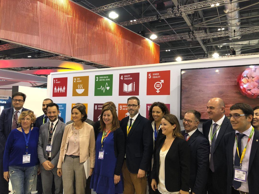 La ministra Maroto con autoridades de las islas en la WTM