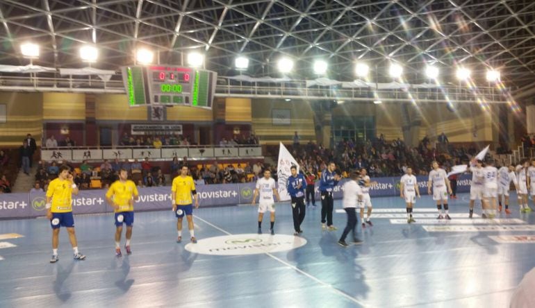 Equipos en pista al inicio del partido