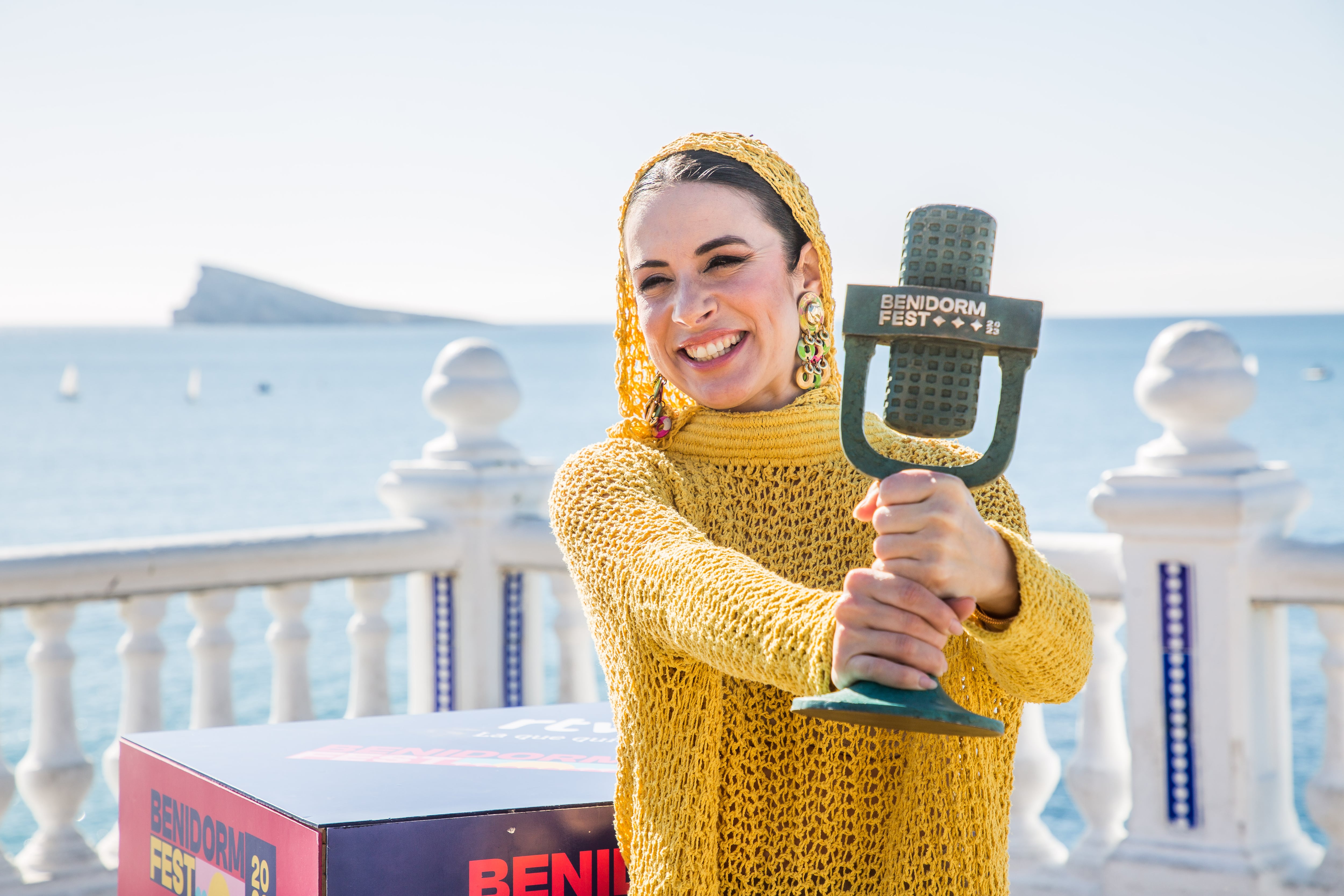 Blanca Paloma posa con el micrófono de bronce tras ganar el Benidorm Fest, con una prenda de &#039;Hilando el tiempo&#039;