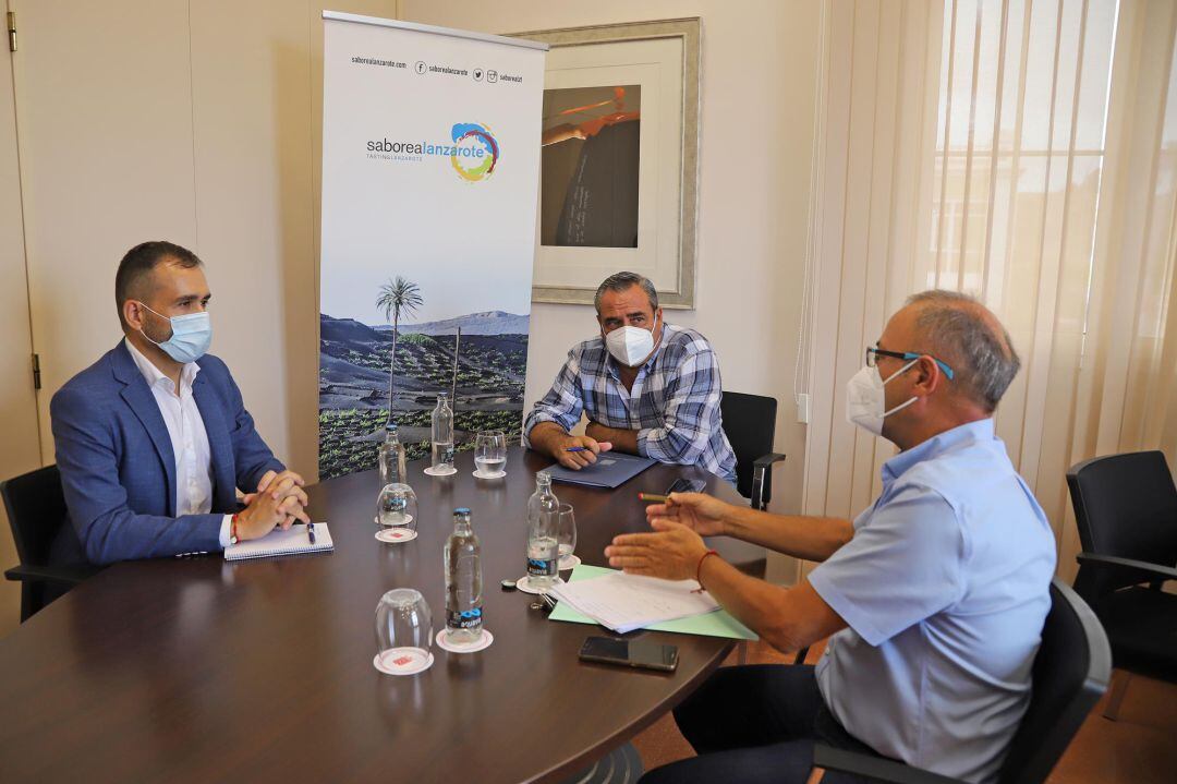 Reunión de Ángel Vázquez, consejero de Agricultura del Cabildo de Lanzarote, con el director general de Agricultura del Gobierno de Canarias, Augusto Jesús Hernández.