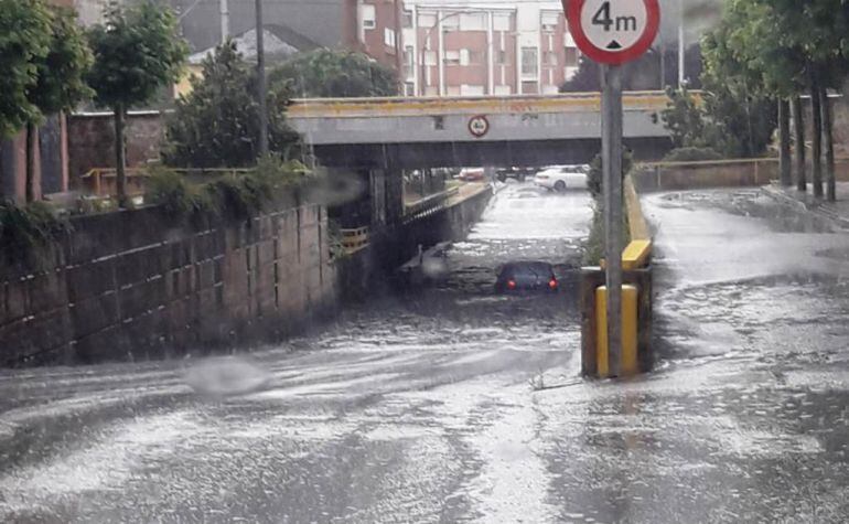Un vehículo, atrapado por el agua