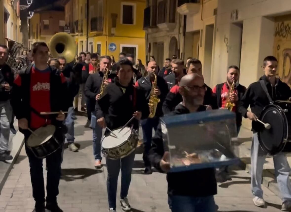 Las calles de Peñafiel disfrutaron con la unión de las dos charangas