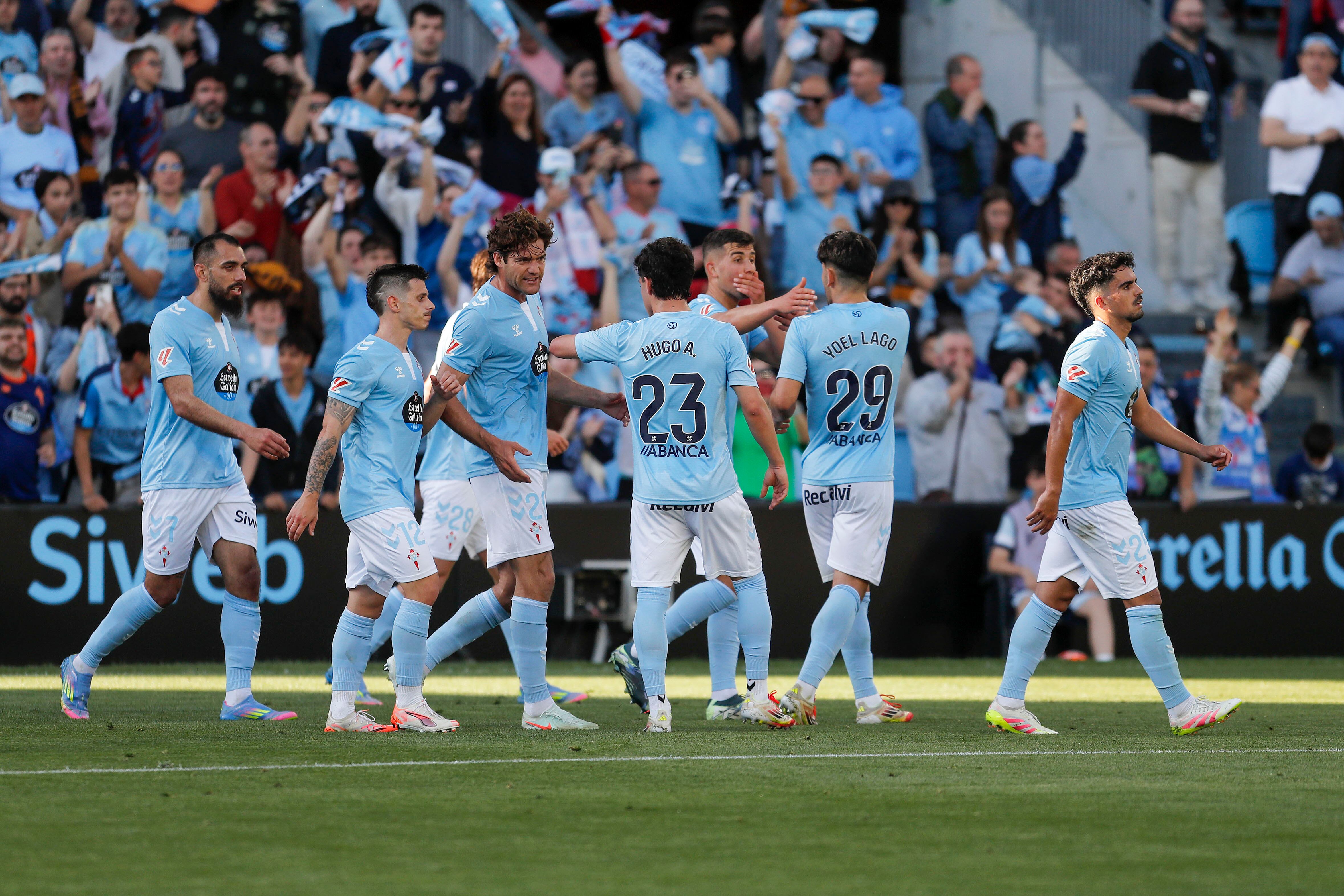 VIGO (PONTEVEDRA), 23/04/2025.-  Los jugadores del Celta celebran el primer gol del equipo en el partido de LaLiga entre el Celta de Vigo y el Villarreal CF, este miércoles en el estadio de Balaídos, en Vigo. EFE / Salvador Sas
