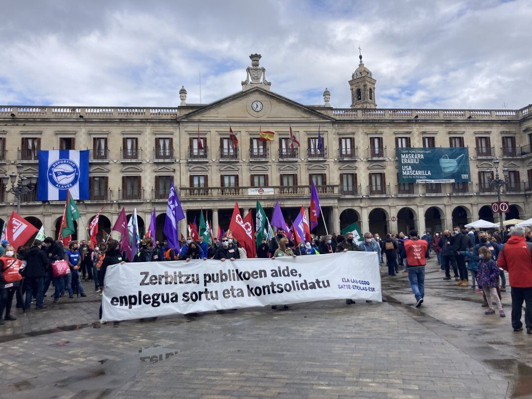 La marcha de la mayoría sindical ha comenzado en el Ayuntamiento de Vitoria 