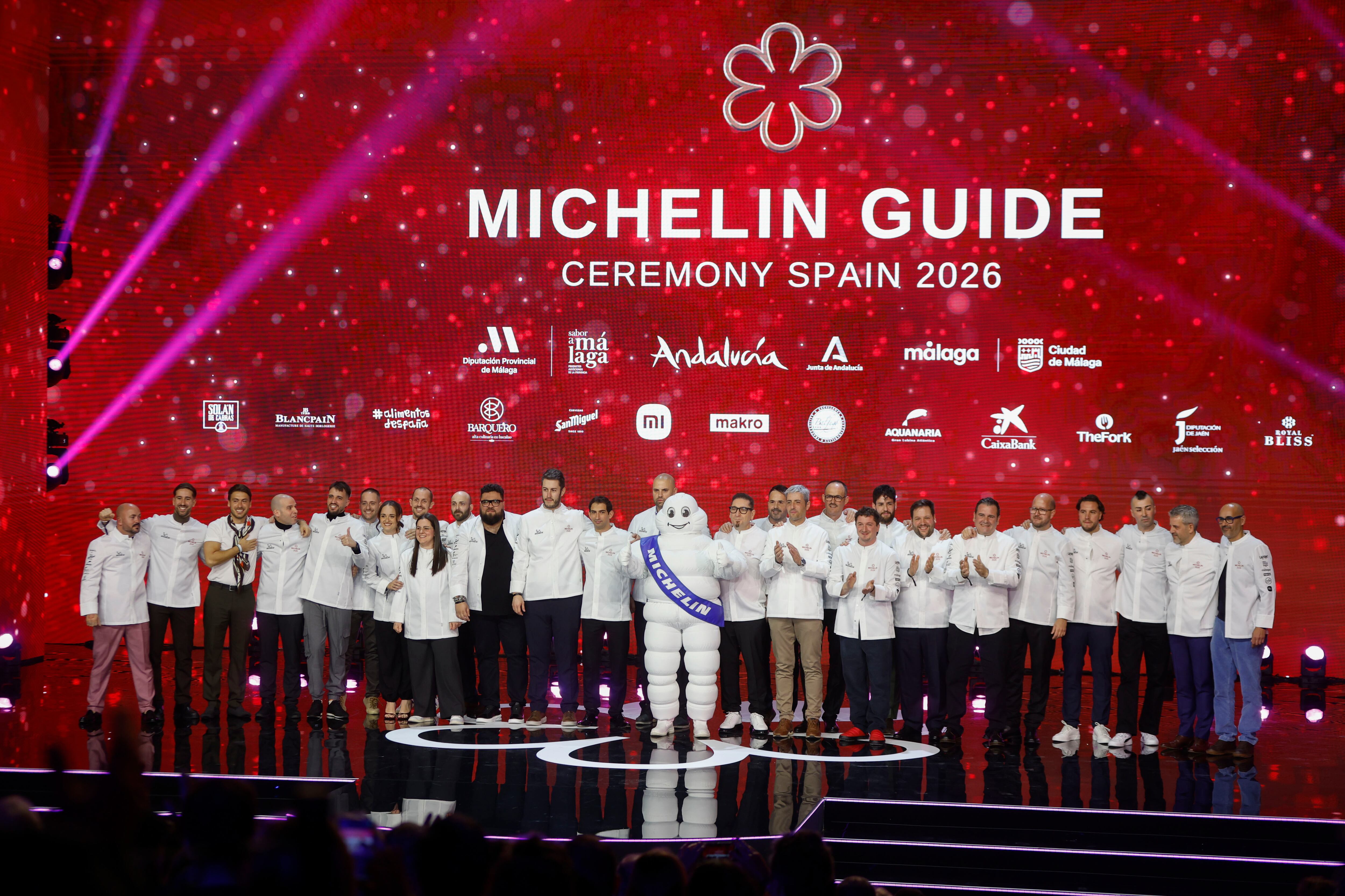 Fotografía de familia de los galardonados con una Estrella Michelín durante la gala de entrega de las Estrellas Michelín 2026, este martes en Málaga.