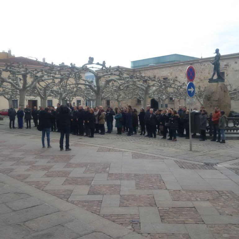 Diputados y funcionarios de la isntitución provincial concentrado en la Plaza de Viriato