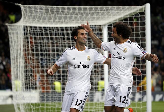 Marcelo felicita a Arbeloa por su tanto ante el Galatasaray en la fase de grupos de la Champions.