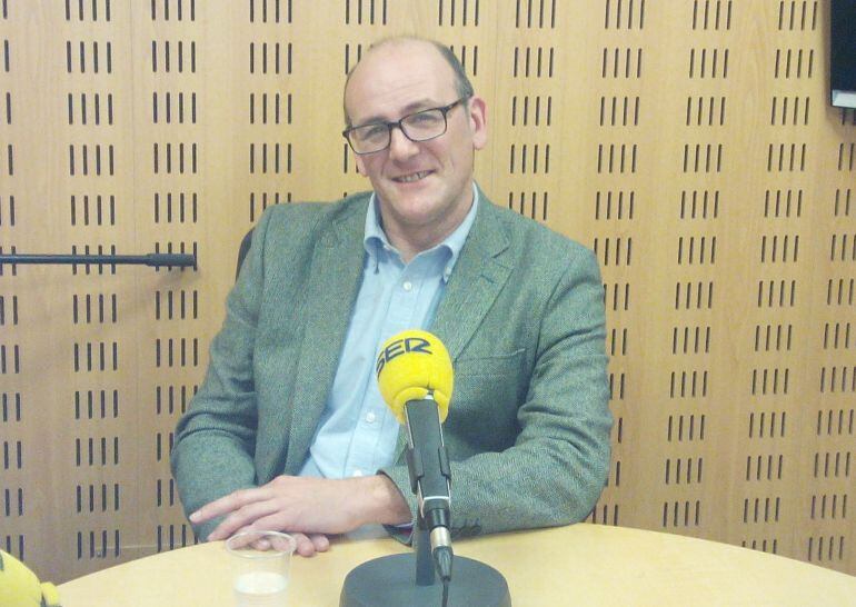 El candidato del PNV al Congreso por Gipuzkoa, Joseba Agirretxea, en los estudios de Radio San Sebastián.