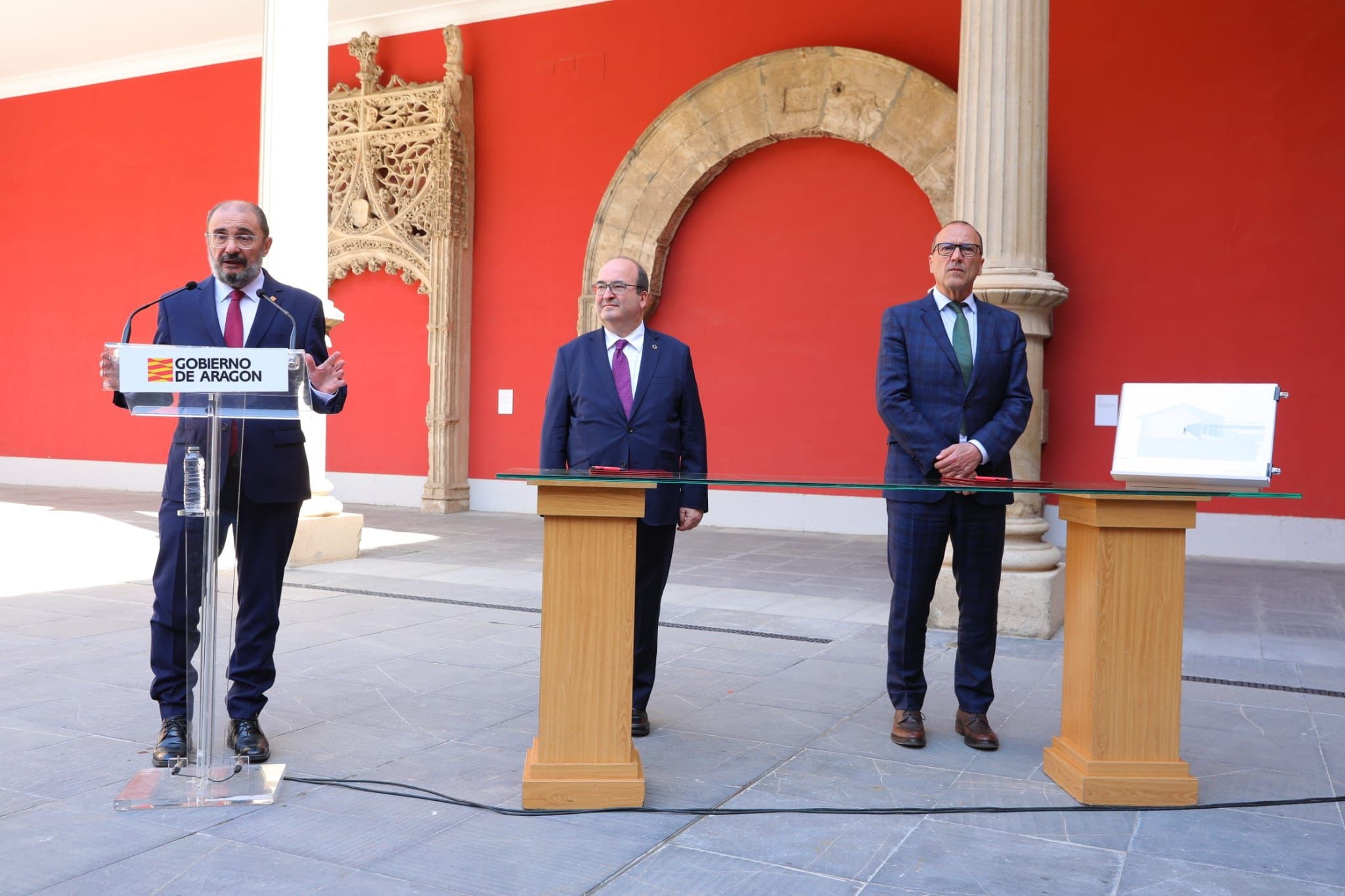 Lambán junto a Iceta y Faci.