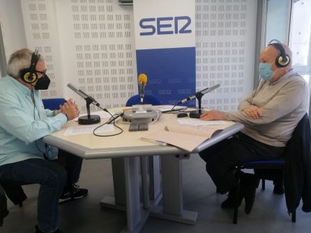 Sixto Romero profesor de la UHUy presidente de la Academia Iberoamericana de La Rábida, junto a Juan Ceada ex alcalde de Huelva y ex delegado del Gobierno Andaluz en la provincia onubense