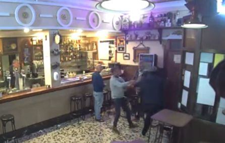 Imagen del vídeo en el que se produce el forcejeo