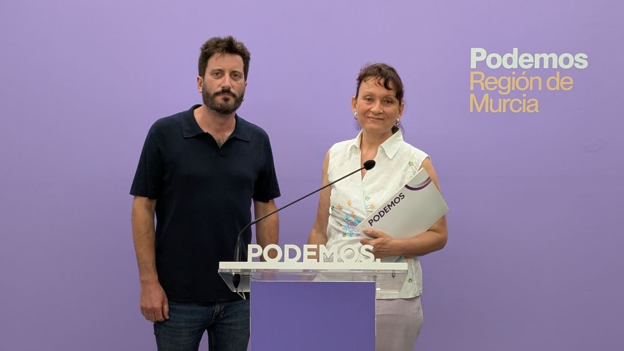 Víctor Egío y María Marín, en la sede de Podemos en Murcia