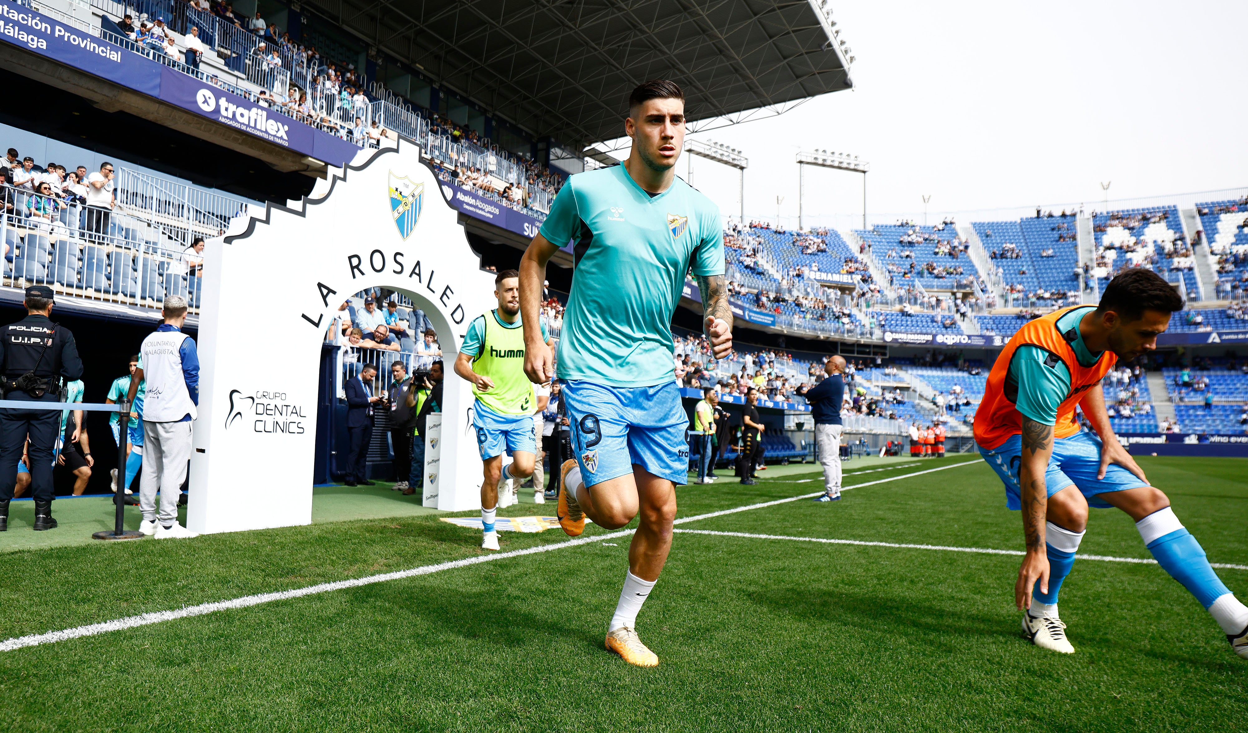 Roberto Fernández salta al césped para calentar antes del partido contra el Ceuta