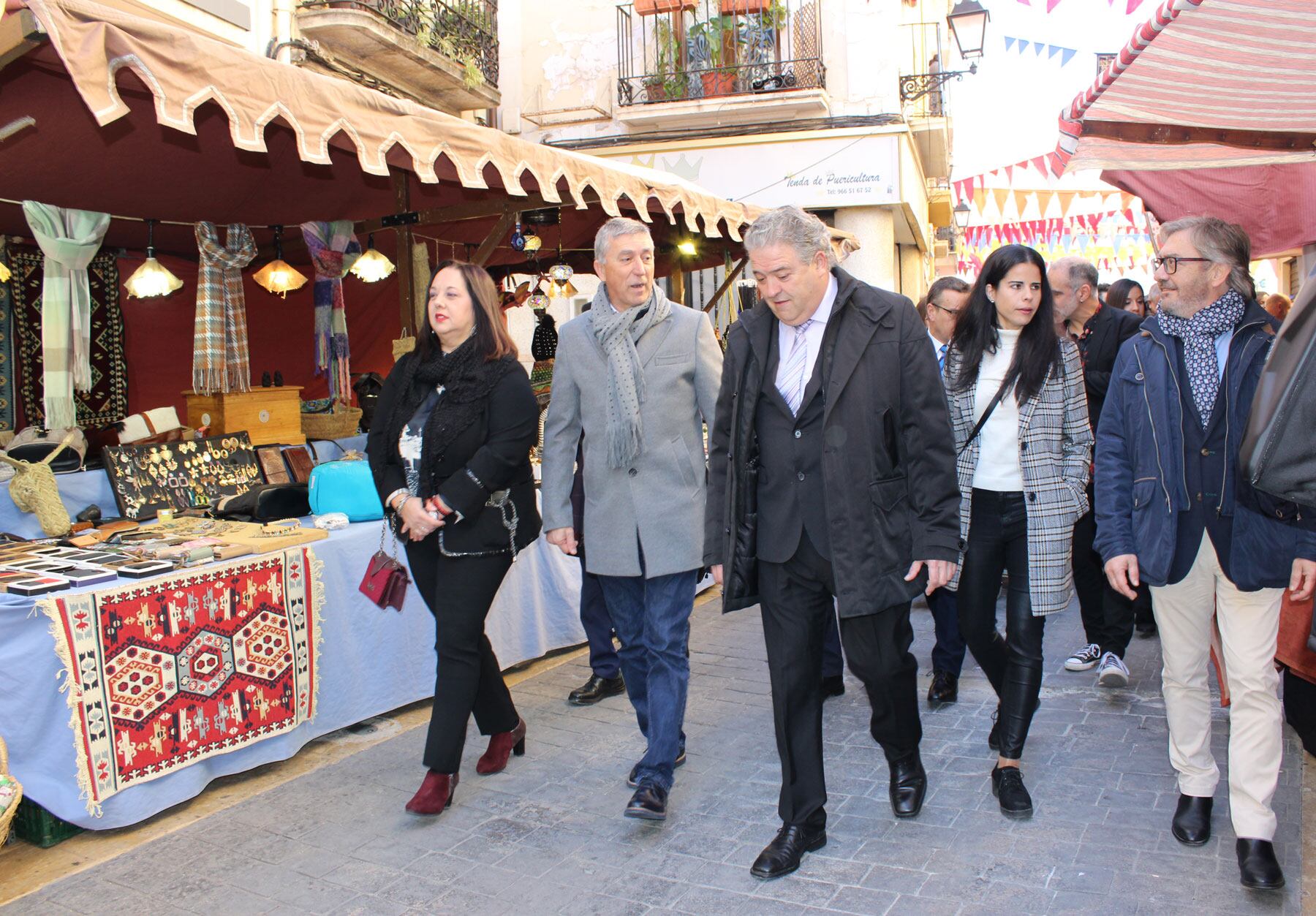 Las autoridades durante el recorrido por las paradas de la Fireta con el conseller Rafa Climent, el alcalde Gabriel Tomás y el diputado provincial Javier Sendra, al frente