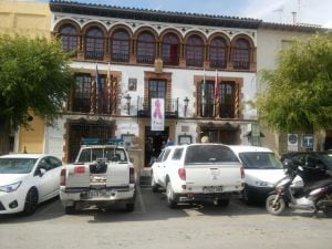 Pancarta conmemorativa en el balcón principal del Ayuntamiento